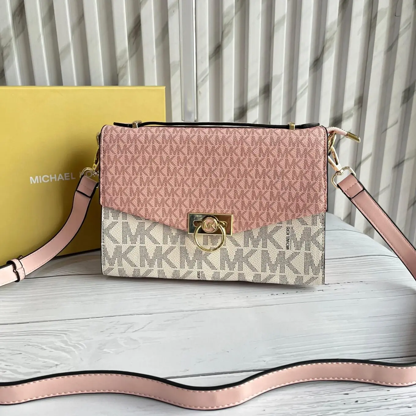WhatsApp-Image-2023-11-18-at-15.47.48_23881a06 Michael Kors Beige Pink Hendrix Signature Shoulder Bag
