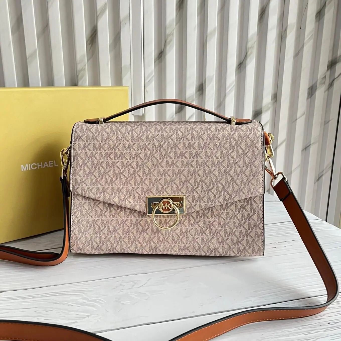 WhatsApp-Image-2023-11-18-at-15.49.50_91da3e22 Michael Kors Beige Hendrix Signature Shoulder Bag